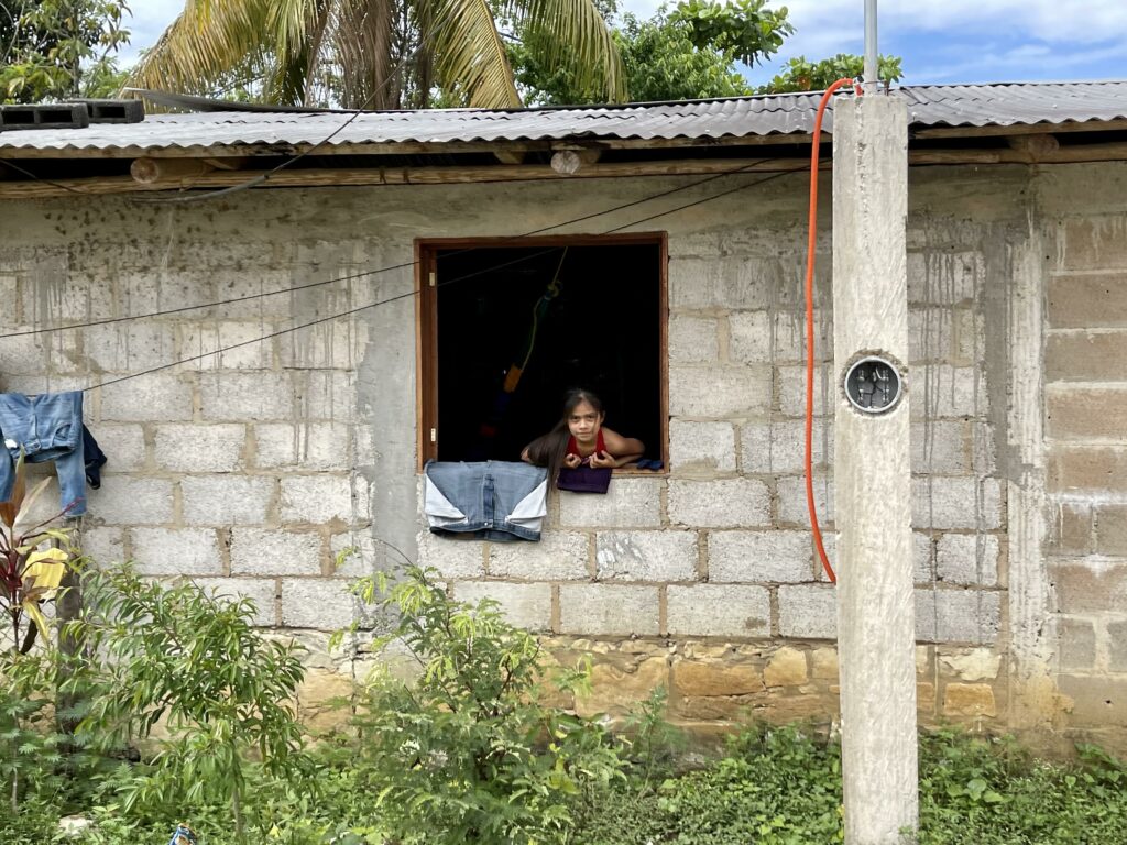 geführte Traumreise nach Mexiko Chiapas Mädchen schaut aus dem Fenster